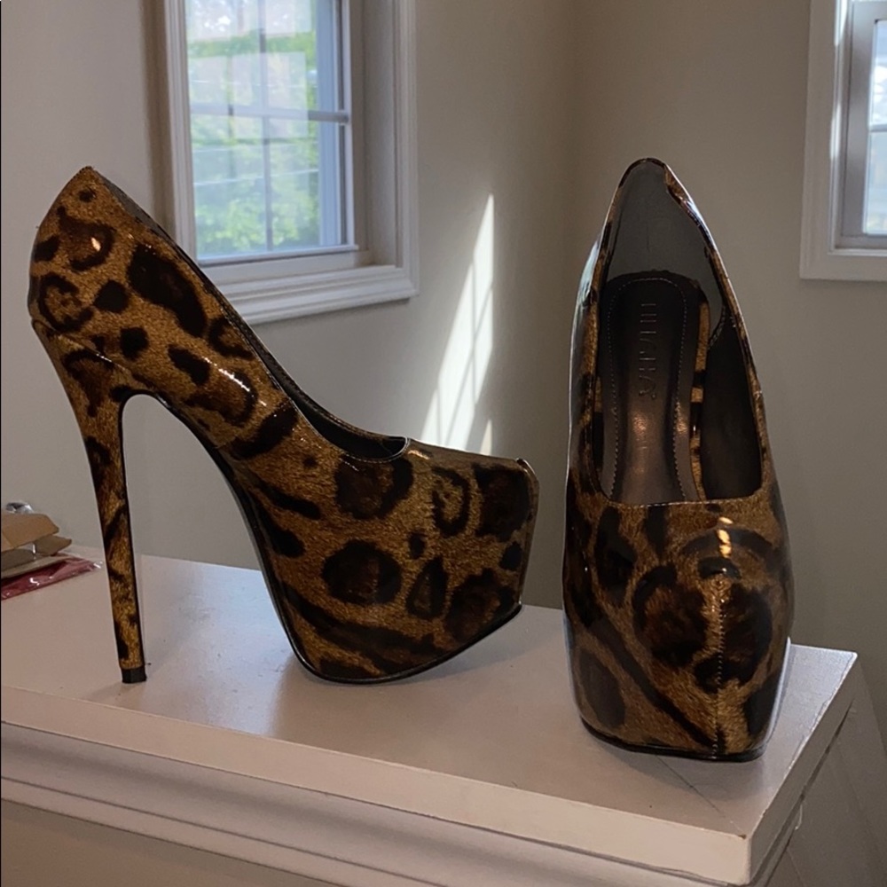 Leopard print pump